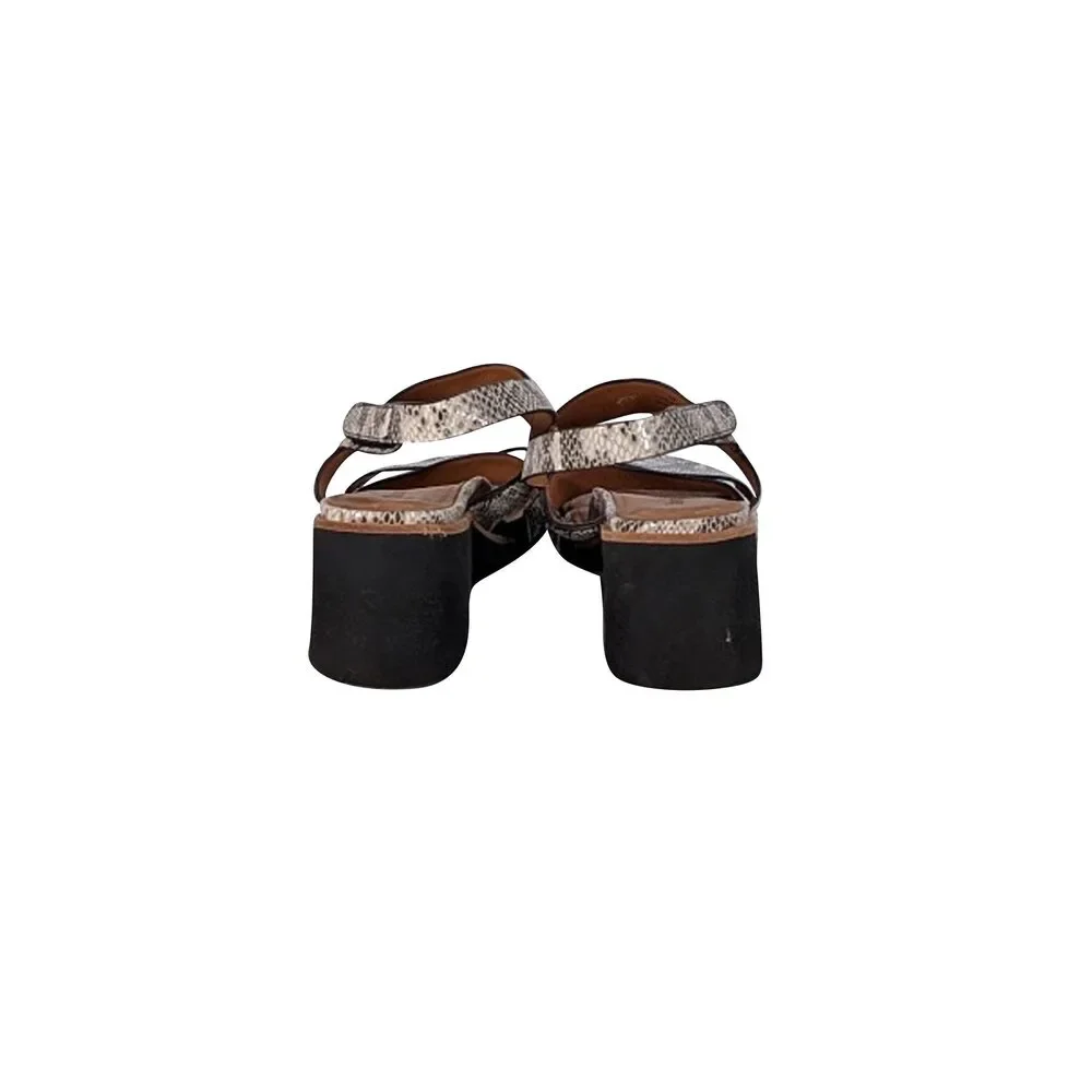 LAmour Des Pieds step into